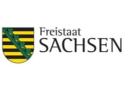 Zu sehen ist das Logo des deutschen Bundeslandes Sachsen. Links befindet sich ein Wappenschild mit waagerechten schwarzen und goldgelben Streifen. Diagonal von links oben nach rechts unten verläuft ein grüner Rautenkranz. Rechts neben dem Wappen steht in schwarzer Schrift der Text „Freistaat Sachsen“, wobei „Freistaat“ kleiner und „SACHSEN“ deutlich größer geschrieben ist. Der Hintergrund ist weiß.&nbsp;&copy;&nbsp;Freistaat Sachsen