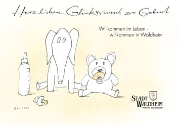 Geburt_Begrüßung Das Bild zeigt eine freundliche, kindgerechte Illustration zur Geburt eines Kindes. In der Mitte sitzen zwei gezeichnete Figuren: links ein grauer Elefant mit großen Ohren, rechts ein Teddybär mit einem Schnuller im Mund. Neben den Figuren sind Babysymbole wie eine Babyflasche und ein Schnuller zu sehen.
Der Hintergrund ist hell und in warmen, sanften Farbtönen gehalten.
Oben im Bild steht der Text: „Herzlichen Glückwunsch zur Geburt“.
Darunter ist zu lesen: „Willkommen im Leben – willkommen in Waldheim“.
Rechts unten befindet sich das Logo mit dem Schriftzug „Stadt Waldheim – Perle der Zschopau“.
Links unten ist die handschriftliche Unterschrift des Künstlers „Rolow“ zu sehen. © Werner Rollow