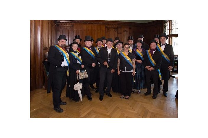 Alle Stadträte im Ratssaal im historischen Kostüm