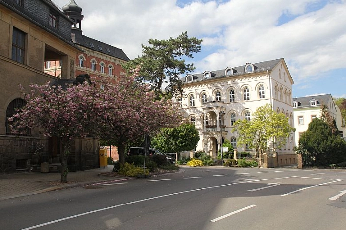 Ein großes Haus im Jugendstil und eine Straße