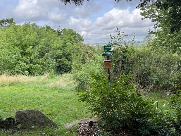 Lutherhöhe Gipfelbuch
Wegweiser am Höhenwanderweg mit Gipfelbuch zum eintragen