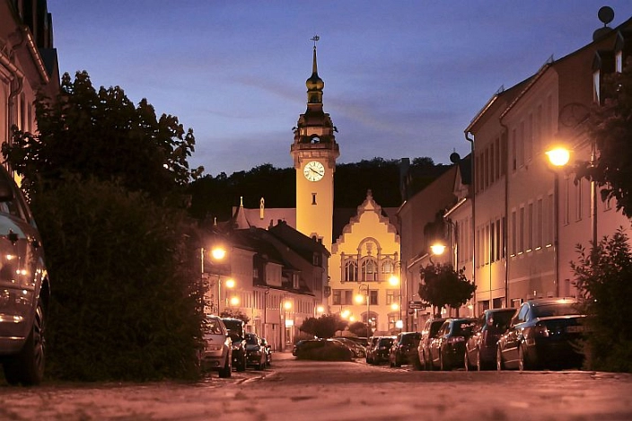 Blick auf das Rathaus bei Nacht Höhe Bergmanns Hof.