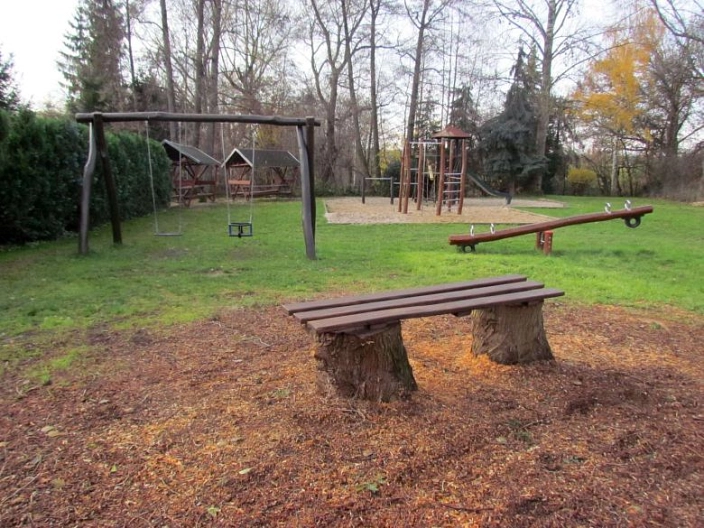 Schaukel und Bänke Spielplatz Meinsberg