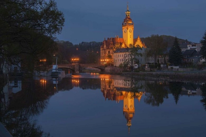 Waldheimer Rathaus mit Brücke bei Nacht
