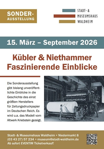 Das Bild zeigt ein Plakat zur Sonderausstellung „Kübler & Niethammer – Faszinierende Einblicke“.
Die Ausstellung findet vom 15. März bis September 2026 im Stadt- und Museumshaus Waldheim statt.
Im oberen Bereich steht „Sonderausstellung“. Daneben ist das Logo des Stadt- und Museumshauses Waldheim zu sehen.
In der Mitte des Plakats steht der Titel der Ausstellung in großer Schrift. Darunter befindet sich ein historisches Schwarz-Weiß-Foto aus einer Papierfabrik: Zu sehen ist eine große Papierrolle in einer Produktionshalle. Eine Person steht neben der Maschine und wirkt im Vergleich zur Papierrolle sehr klein, wodurch die Größe der Anlage deutlich wird.
Ein begleitender Text informiert darüber, dass die Ausstellung bisher unveröffentlichte Einblicke in die Geschichte des einst größten Herstellers für Zeitungsdruckpapier im Deutschen Reich zeigt. Unter anderem wird das Modell des Altwerks Kriebstein präsentiert.
Am unteren Rand stehen die Kontaktdaten des Stadt- und Museumshauses Waldheim, die Adresse am Niedermarkt 8, eine Telefonnummer, eine E-Mail-Adresse sowie der Hinweis auf den Ticketverkauf über Eventim. Rechts unten ist ein QR-Code abgebildet.&nbsp;&copy;&nbsp;Stadt- und Museumshaus Waldheim
