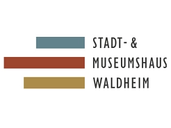 Stadt- und Museumshaus Platzhalter Logo_BF Das Bild zeigt das Logo des „Stadt- & Museumshauses Waldheim“. Links befinden sich drei waagerechte, unterschiedlich lange Farbflächen: oben ein blauer Balken, in der Mitte ein rotbrauner Balken und unten ein ockerfarbener Balken. Rechts daneben steht in schwarzen Großbuchstaben der Schriftzug:
„STADT- & MUSEUMSHAUS WALDHEIM“. © Stadt Waldheim
