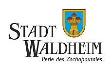 Stadt Waldheim Platzhalter 4:3_BF Stadtwappen der Stadt Waldheim mit Schriftzug „Stadt Waldheim – Perle des Zschopautales“.
Das Bild zeigt das Stadtwappen der Stadt Waldheim. Rechts ist ein farbiges Wappen mit einem Turm dargestellt. Links daneben befindet sich der Schriftzug „Stadt Waldheim“. Darunter steht der Zusatz „Perle des Zschopautales“.