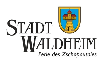 stadtverwaltung_waldheim__ausschnitt_2__BF.jpg Stadtwappen der Stadt Waldheim mit Schriftzug „Stadt Waldheim – Perle des Zschopautales“.
Das Bild zeigt das Stadtwappen der Stadt Waldheim. Rechts ist ein farbiges Wappen mit einem Turm dargestellt. Links daneben befindet sich der Schriftzug „Stadt Waldheim“. Darunter steht der Zusatz „Perle des Zschopautales“.
