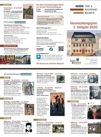 Der Flyer informiert über das Veranstaltungsprogramm des Stadt- und Museumshauses Waldheim für das zweite Halbjahr 2026. Das Layout ist dreispaltig gestaltet und verwendet die Farben Blaugrün und Ocker als Gestaltungselemente. Mehrere Fotos zeigen historische Gebäude, Ausstellungen sowie Referentinnen und Referenten der Veranstaltungen.
Oben rechts steht groß der Titel: „Veranstaltungsplan 2. Halbjahr 2026“. Daneben ist ein Foto des Stadt- und Museumshauses Waldheim abgebildet. Das Logo der Stadt Waldheim befindet sich am unteren Rand.
Im oberen Bereich des Flyers stehen organisatorische Informationen:
•	Anmeldung zu Veranstaltungen per E-Mail, Telefon oder persönlich. 
•	Hinweise zum Erwerb von Eintrittskarten und regionalen Produkten. 
•	Öffnungszeiten des Museums: 
o	Dienstag bis Sonntag: 9 bis 12 Uhr 
o	Dienstag bis Sonntag: 13 bis 16 Uhr 
•	Kontaktdaten des Museums und Informationen zu Parkmöglichkeiten. 
•	Donnerstag, 10. Dezember 2026, 19 Uhr 
•	Bildvortrag „Die Waldheim – Kriebsteiner Eisenbahn“ 
•	Referent: Hans-Rainer FischerDarunter werden Termine für Friedhofsführungen genannt:
20.09.2026 und 27.09.2026 jeweils mit Voranmeldung. 
Außerdem wird die Möglichkeit erwähnt, den historischen Glaspavillon für private Veranstaltungen zu mieten.
Veranstaltungsübersicht
Die Veranstaltungen sind nach Monaten gegliedert:
August
•	30. August 2026, 14 Uhr 
•	Vernissage zur Ausstellung „Collagen – neue Wege mit Werner Rollow“. 
September
•	13. September 2026, 9 bis 16 Uhr 
•	Tag des offenen Denkmals im Lindenhof Waldheim Waldheim. 
Oktober
•	7. Oktober 2026, 19 Uhr 
•	Zeitzeugenbericht von Dr. Jörg Bike über die Zeit in der JVA in Waldheim. 
•	28. Oktober 2026, 19 Uhr 
•	Vortrag über Schimpansen von Dr. Andreas Liebau. 
•	31.10.2026,18 Uhr
•	Klassisches Konzert im Ratssaal
November
•	4. November 2026, 19 Uhr 
•	Vortrag zur Geschichte der Stadtkirche St. Nicolai Waldheim von Michael Kreskowsky 
•	11. November 2026, 19 Uhr 
•	Knaststorys -Vom Gefängnisdirektor und seinem Gehilfen
•	25. November 2026, 19 Uhr 
•	Kübler und Niethammer Filmvorführung
Dezember
•	4. Dezember 2026 
•	Weihnachtsmarkt mit Händlerständen, Vorführungen, historischer Handwerkskunst, Musik 
•	09. Dezember 2026, 19Uhr 
•	175 Jahre Eisenbahn
Der Flyer endet mit dem Willkommensgruß: „Wir freuen uns auf Ihren Besuch!“
________________________________________&nbsp;&copy;&nbsp;Stadt- und Museumshaus Waldheim