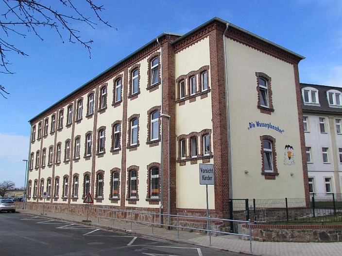 Wasserplanscher
Kindergartengebäude von der Straße aus