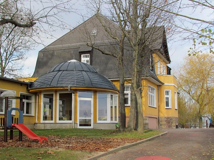 Wasserplanscher
Gelbe Villa mit Glaskoppelanbau