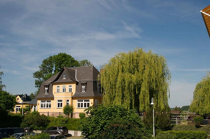 Kindertagesstätte Wasserplanscher
Gelbe Villa auf linker Seite steht eine Trauerweide