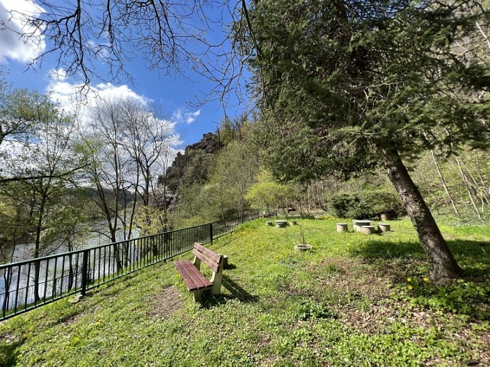 Aussicht auf unterhalb liegende Zschopau mit Bänken und Tischen zum verweilen